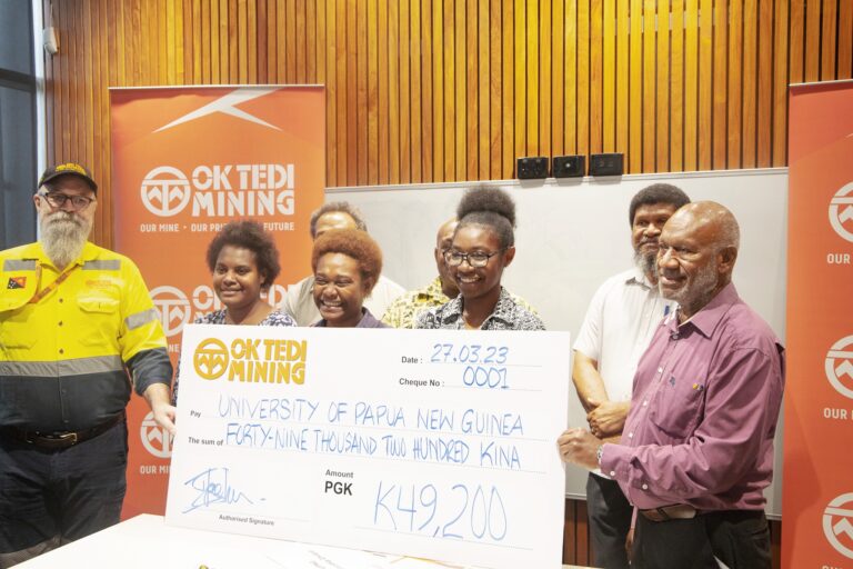 Ok Tedi sponsors 10 university students