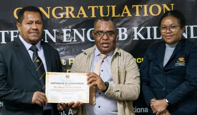 MINISTER EXPLAINS DPM PERFORMANCE AWARD SYSTEM