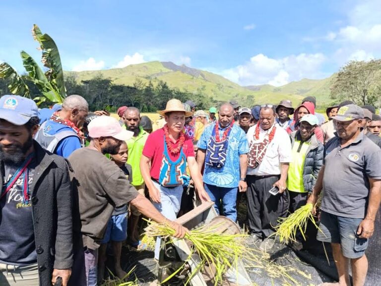 Eastern Highlands Simbu Mission Director officially opened Fagonofi Rice Harvest
