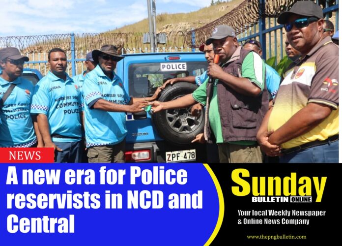 Assistant Commissioner of Police (ACP) for NCD/Central Benjamin Turi (right) handing over the key of newly branded police vehicle to the reservist unit. Photo supplied.
