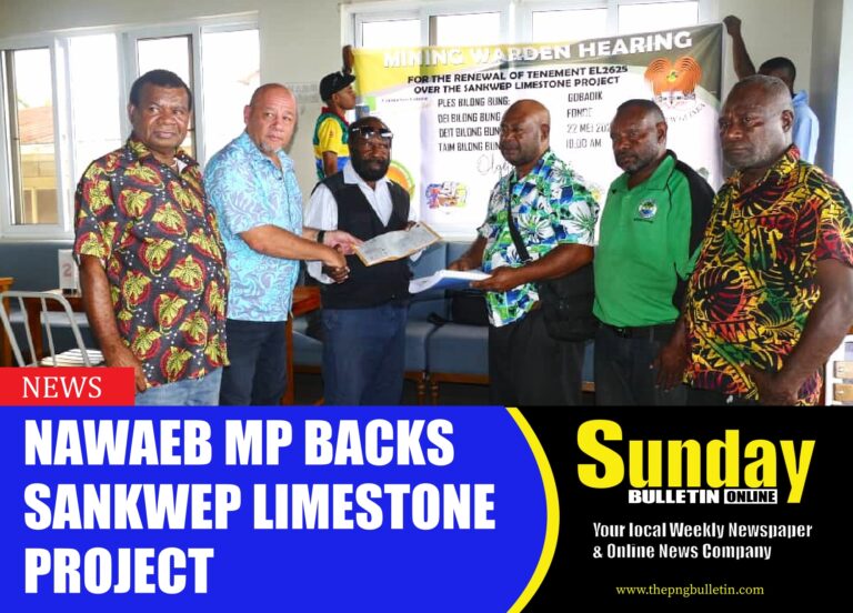 Mr Pelgen(second from left) presented a K50,000 cheque to support the company’s administrative operations. Picture supplied.