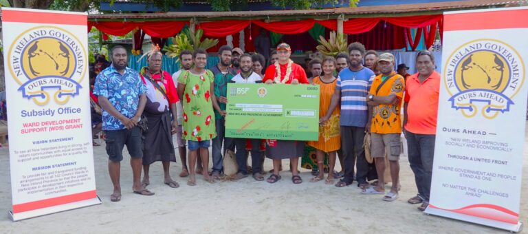 Governor Schnaubelt standing with Malie island (ward 12) youths with their K10, 000 grant witnessed by officer in charge of Subsidy Office rollout Mr Justin Timan and office staff. Picture supplied.