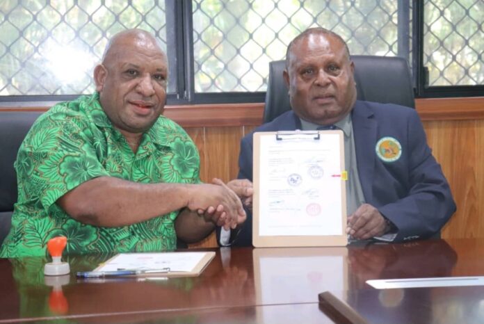 PNGFA MD Mr. John Mosoro (right) sealing the agreement signing with a handshake with Kondopina Co-operative Society Chairman Mr. Balbo Yandra. Picture supplied.