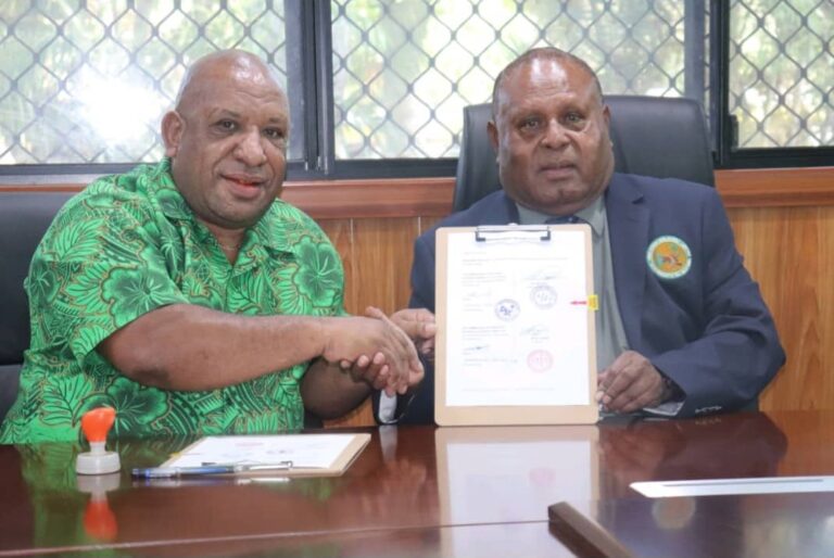PNGFA MD Mr. John Mosoro (right) sealing the agreement signing with a handshake with Kondopina Co-operative Society Chairman Mr. Balbo Yandra. Picture supplied.