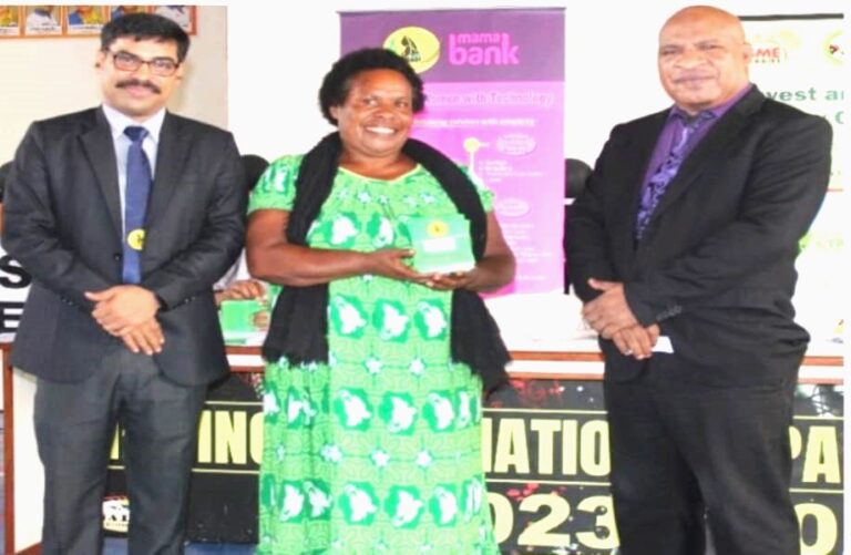 Passbooks presented to the successful applicants by Mama Bank CEO Mr. Gunanidhi Das and SME Corporation Managing Director Mr. Petrus Ralda , Picture provided by SMEC Media.