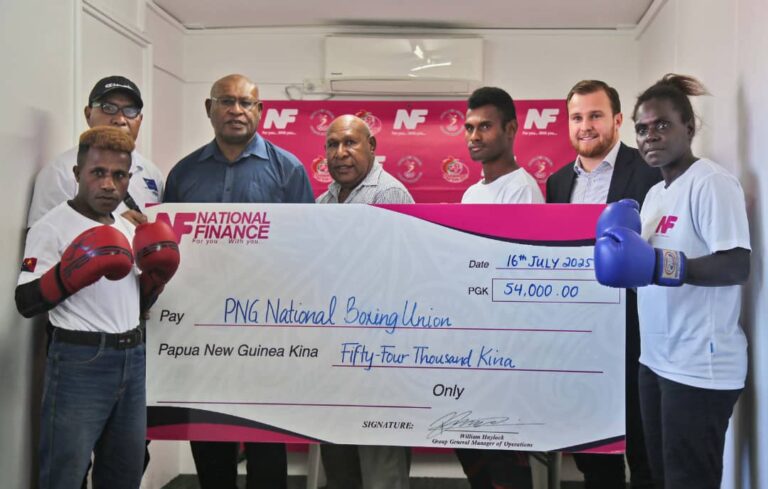 rom back, left to right: PNGBU Referee & Judge Kazu Temu, PNGBU General Secretary Martin Liri, PNGBU President Dr. Gideon Kendino and far right, National Finance Group General Manager-Operations William Haylock together with boxers during the cheque presentation in Port Moresby yesterday. Picture supplied.