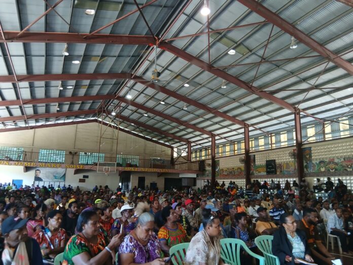 The people of Kaugere listening to Foreign Affairs Minister and MP for Moresby South Justin Tkatchenko as he addressed them at Kaugere today. Picture by SEPKOLIN WALNE