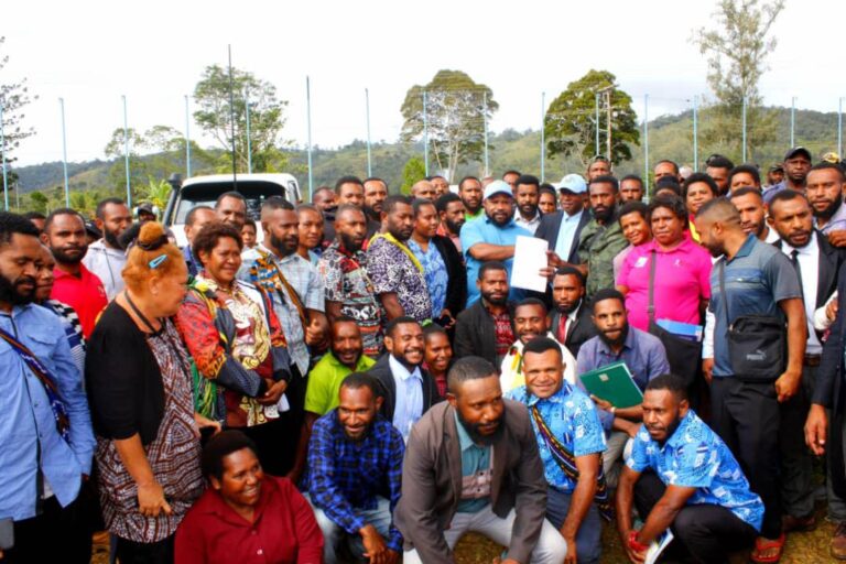 Picture: HUEF Cordinator David Liyako presenting K500, 000 Cheque to produce recipient students at Dauli Tertiary Institute -Hela. Picture supplied.
