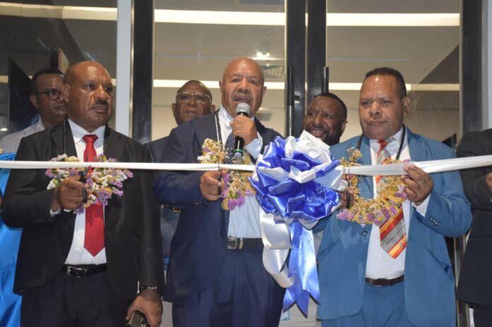 Hela Governor Philip Undialu