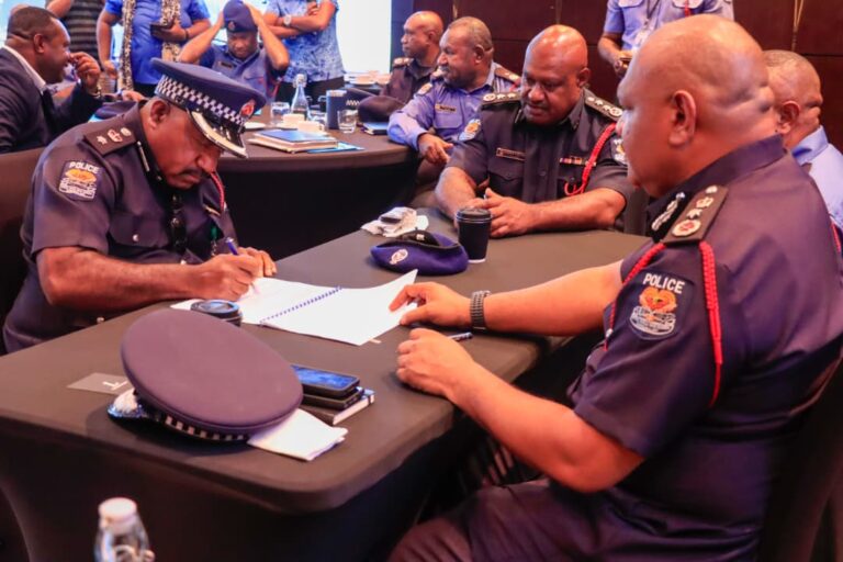 Senior police officers sign new work contracts