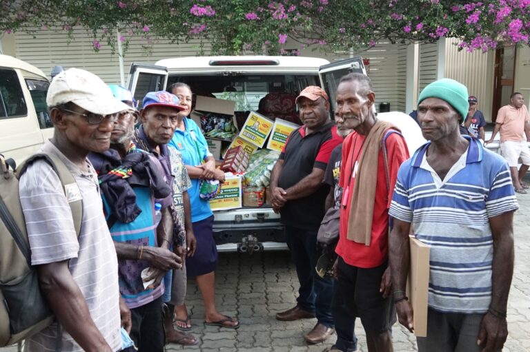 DPLGA presents food rations to East Sepik landowners
