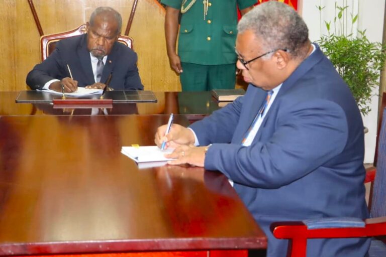 Chief Secretary Signs 4-Year Term Renewed Employment Contract