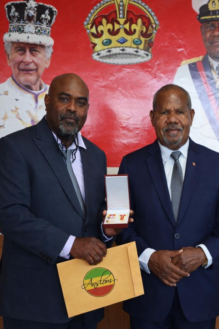 REGGAE ROYALTY: PNG REGGAE POWERHOUSE ANSLOM NAKIKUS BAGS KING’S JUBILEE MEDAL