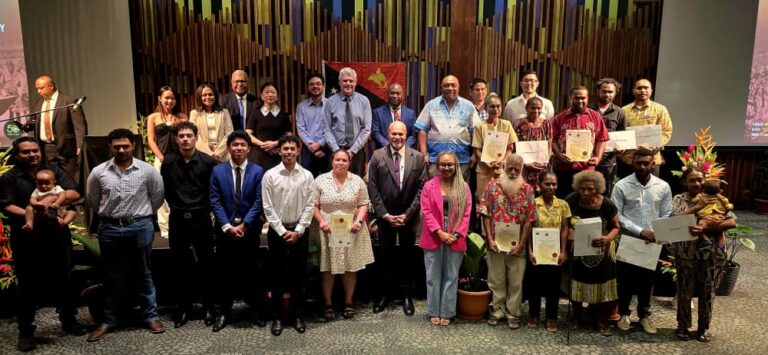 Deputy Prime Minister presents 22 people’s citizenship certificates