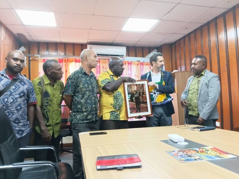British High Commissioner presents royal portrait to Morobe, cites shared commitment to renewable energy